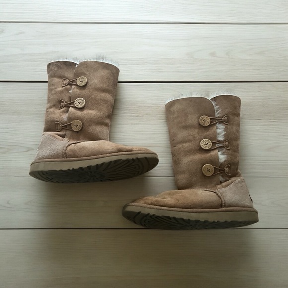 UGG Bailey Button Triplet Sheepskin Suede Girls Wool Chestnut brown Boots Sz 4 - Picture 2 of 3